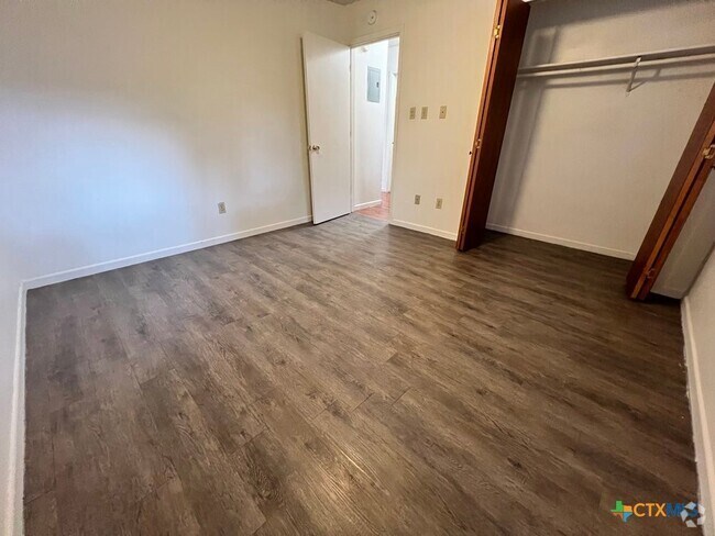Building Photo - 511 W Hutchison St Unit A Rental