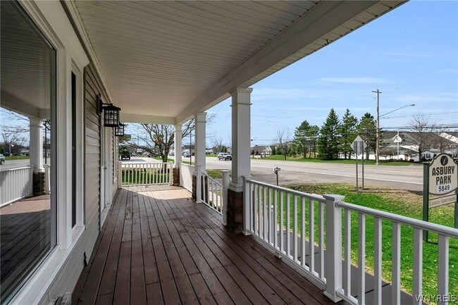 Photo - 5849 Broadway St