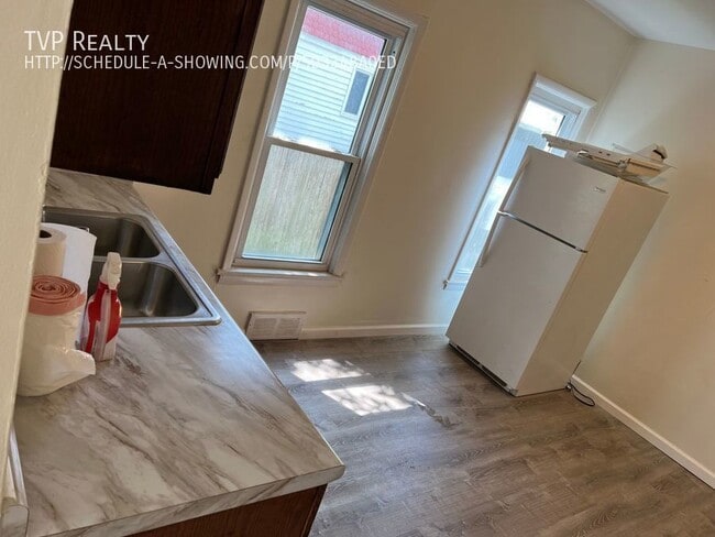 Photo - 1174 W 8th St