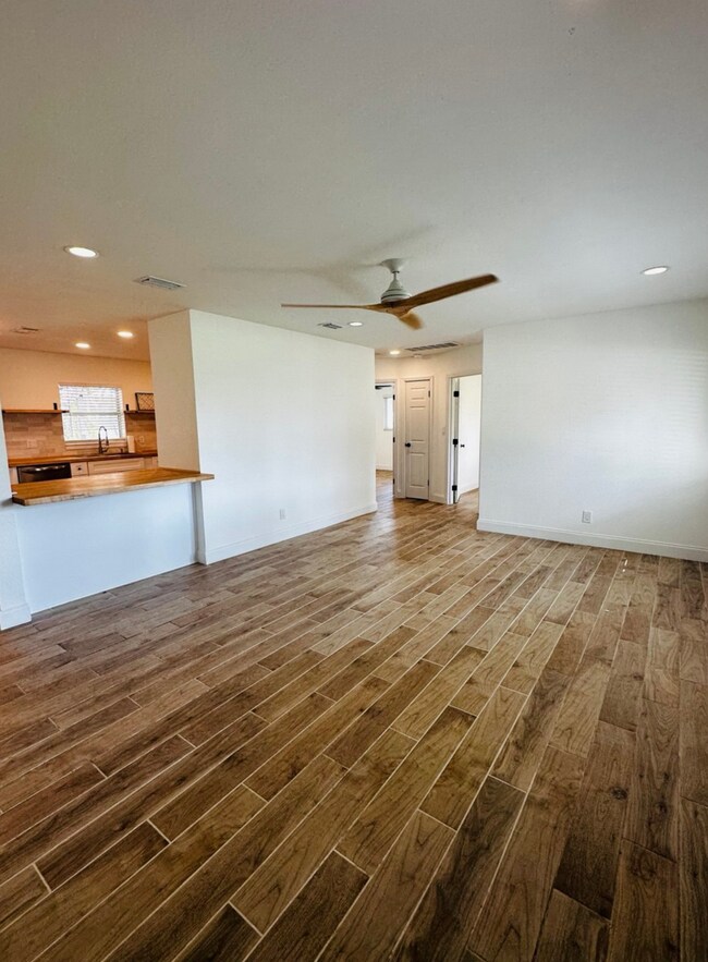 Photo - 4390 Maple St NE