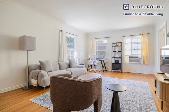 Building Photo - 136 S Roxbury Dr Rental
