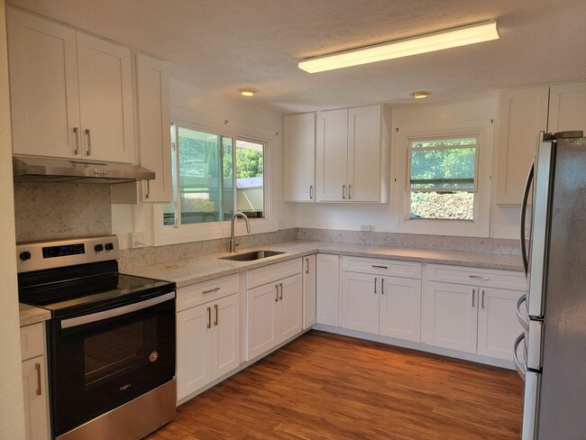 Large Upstairs Unit, Split AC, Renovated - Large Upstairs House Unit, Split AC, Renovated