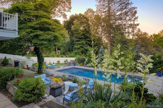 Building Photo - 2 Spring Hollow Rd