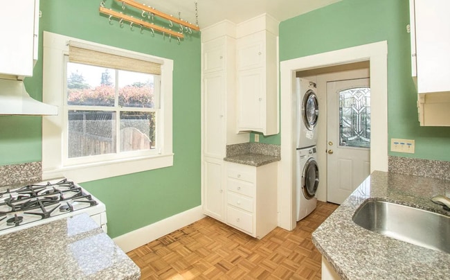 Photo - 3 Bed, 1 Bath Home by Downtown!
