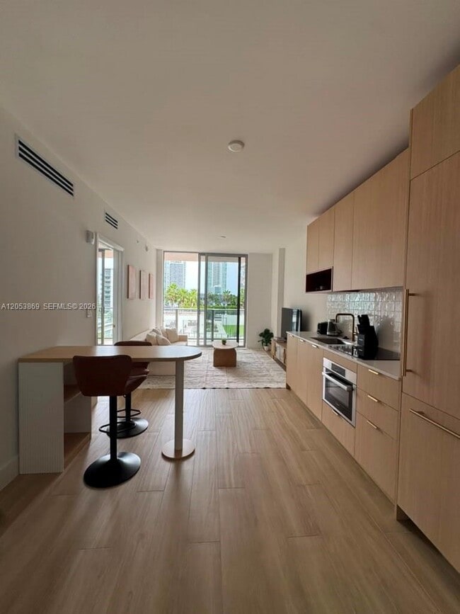 Photo - 90 NE 32nd St Unidad 811