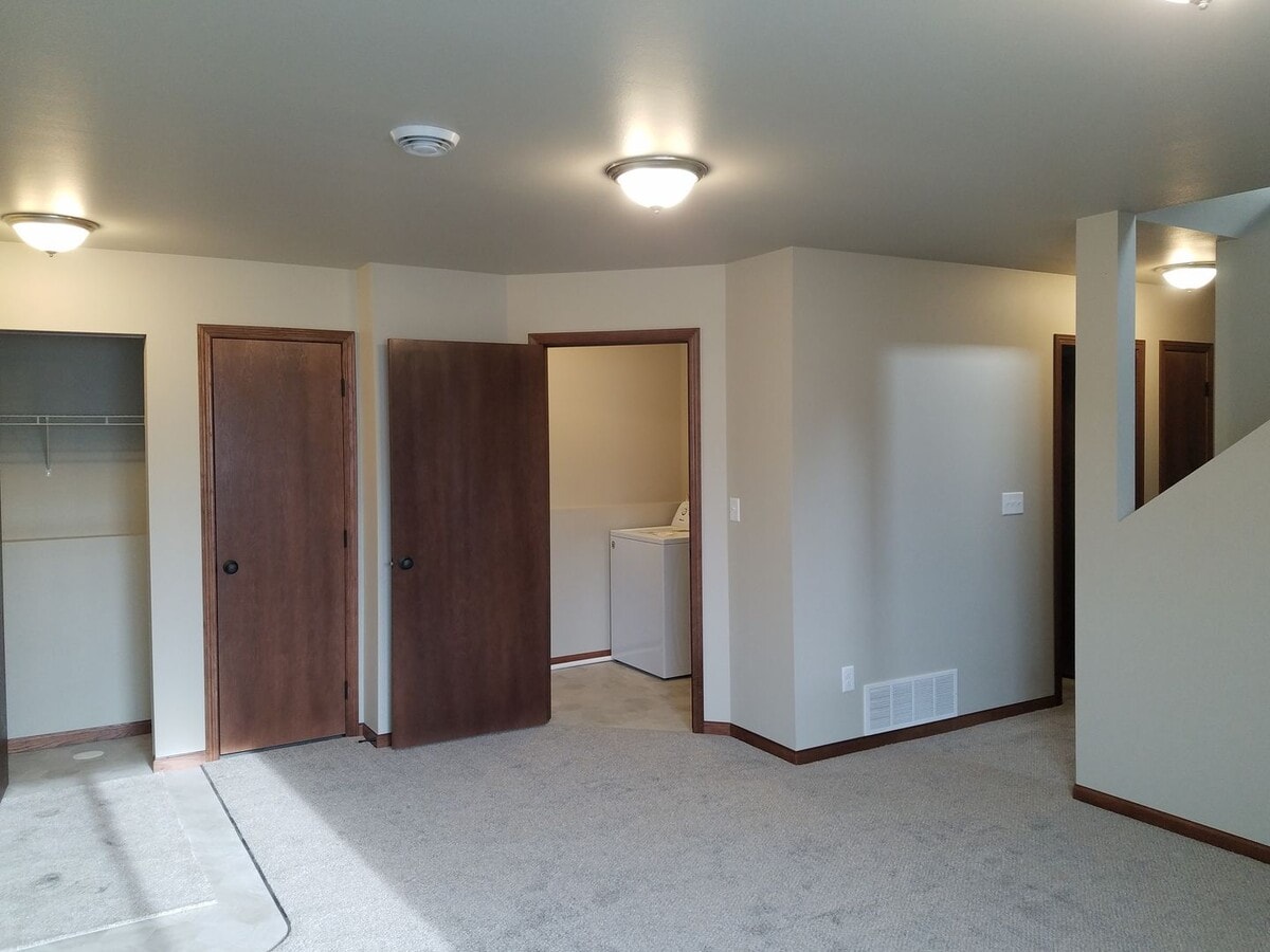 Photo - 2077 12th St W