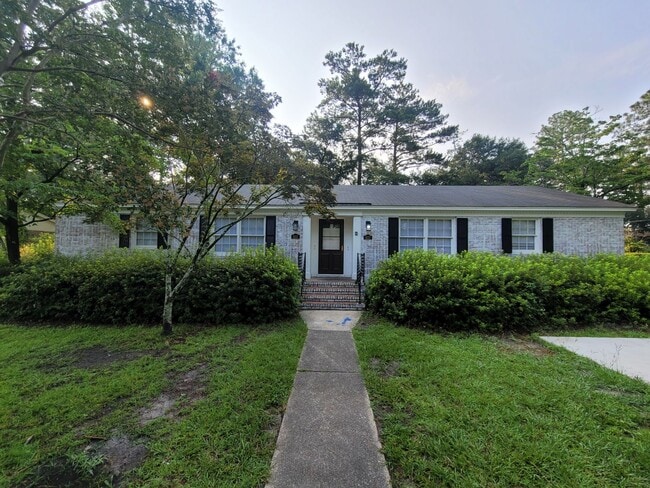Building Photo - Enjoy living in this recently updated home in the heart of Wilmington .