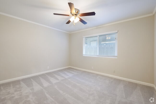 Lg. Duplex Hall Bedroom 1,220SF