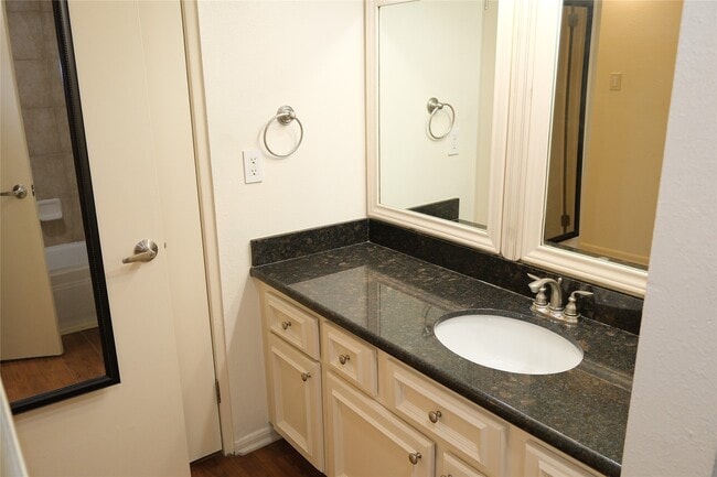 Building Photo - 2001 Bering Dr Unit 2F