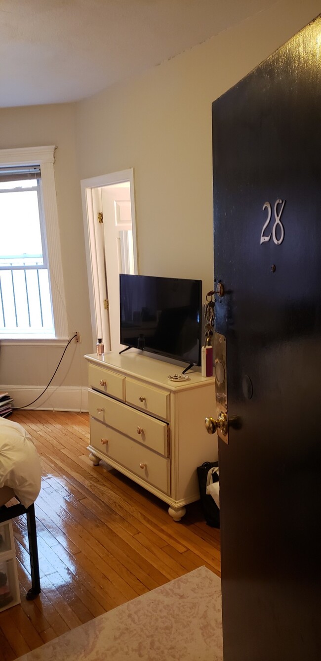 Photo - 142 Hemenway St Apartments