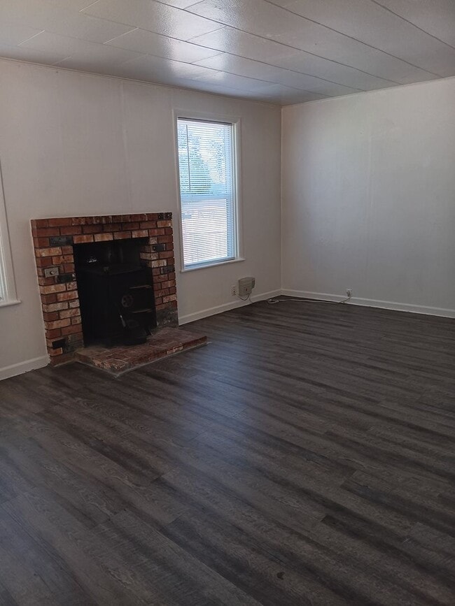 Photo - Duplex 4 Blocks From WOU Available
