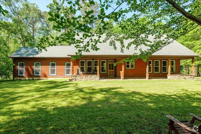 Building Photo - Charming 2 Bed, 2 Bath Custom Ranch on 5 P... Rental