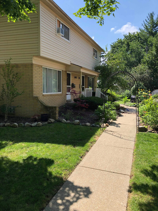 front walkway to Townhome - 263 West Spring Street Casa Adosada