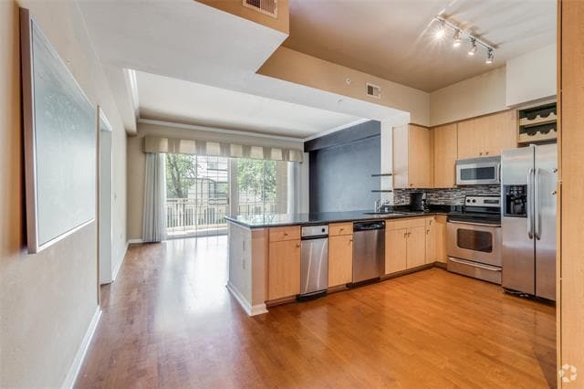 Building Photo - 3225 Turtle Creek Blvd Unit 230 Rental