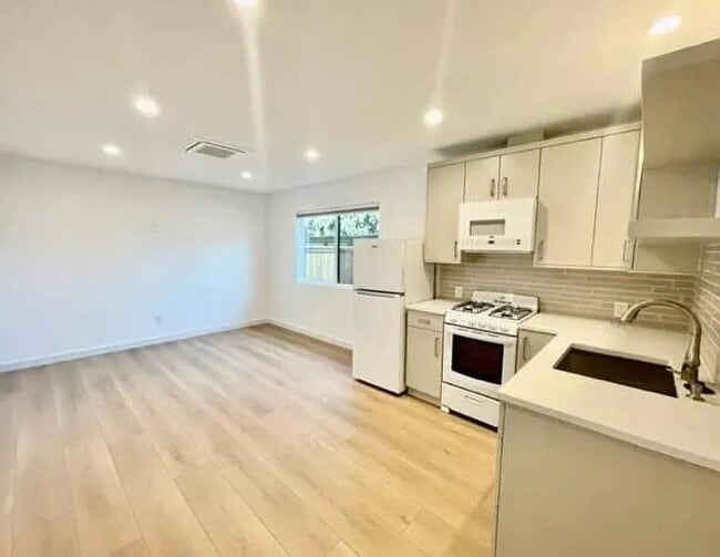 Building Photo - This 1BD/1BA Santa Barbara Bungalow sits i... Unit UC Rental