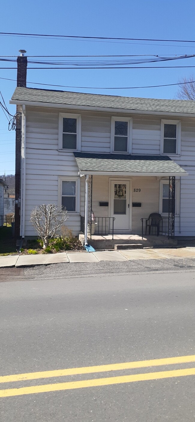 Building Photo - 829 Railroad St