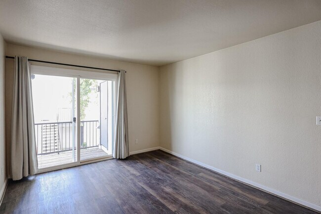 Photo - 740 W Elm St Unit 214