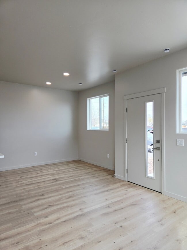 Photo - 2786 Caspian Wy
