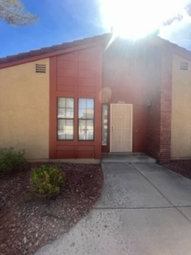 Building Photo - Green Valley 2 Bedroom Townhouse!