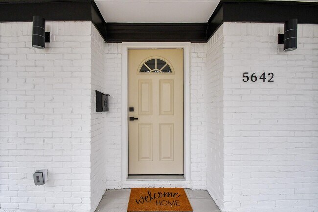 Photo - 5642 Cartagena St
