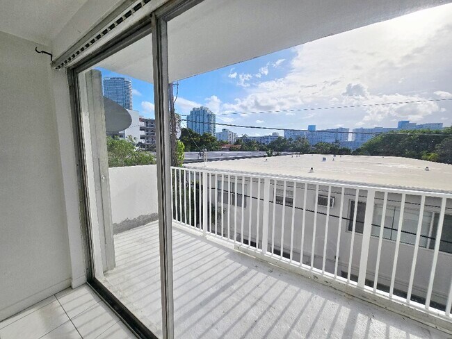 Building Photo - 910 Michigan Ave Unit 306 Rental