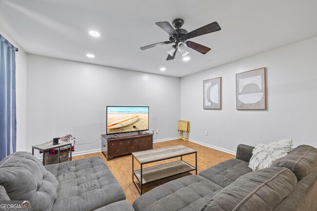 527 University Cir