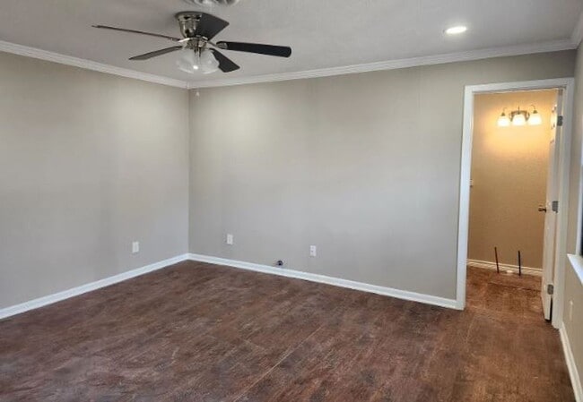 Photo - 465 W Marshall Dr