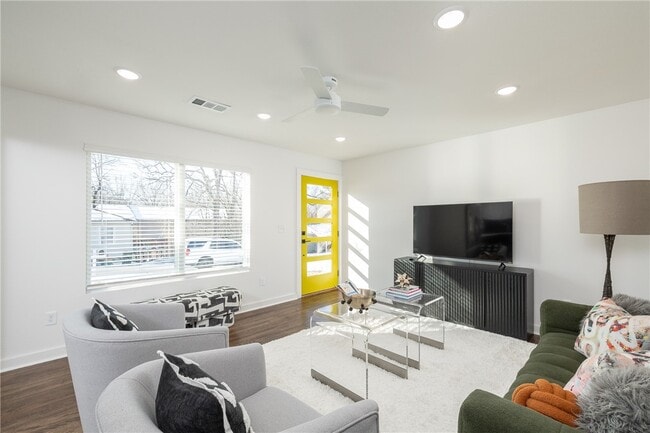 Photo - 568 E Rebecca St