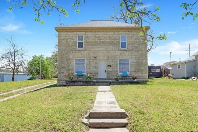 Building Photo - Large Beautiful Home, Close to Fort Riley
