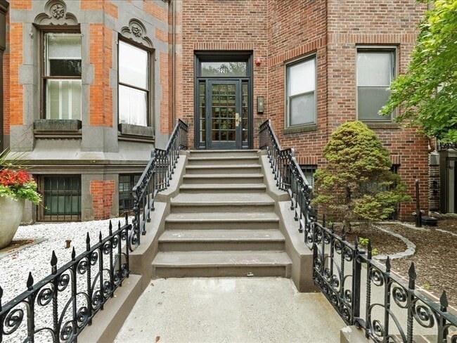 Building Photo - 228 Commonwealth Ave Unit 9