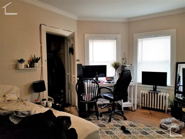 Building Photo - Great Deal! 5-bed, 3-bath Allston Apartment Near the B Line!