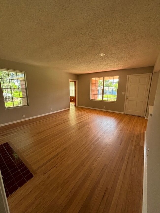 Photo - 3 bed 2 bath home in quiet neighborhood