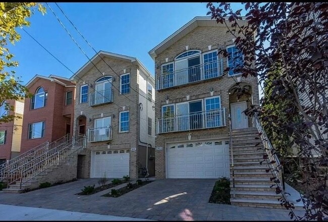 Building Photo - 210-215 5th St Unit 2