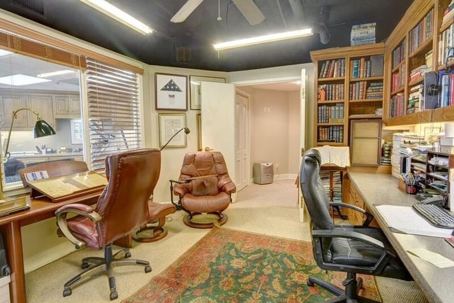 Áreas de trabajo empotradas y estanterías para libros - Dunes of Panama