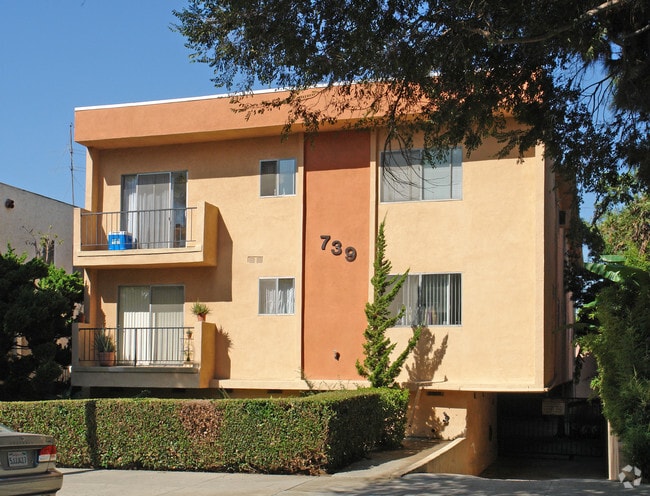 Building Photo - 739 N Hayworth Ave Rental