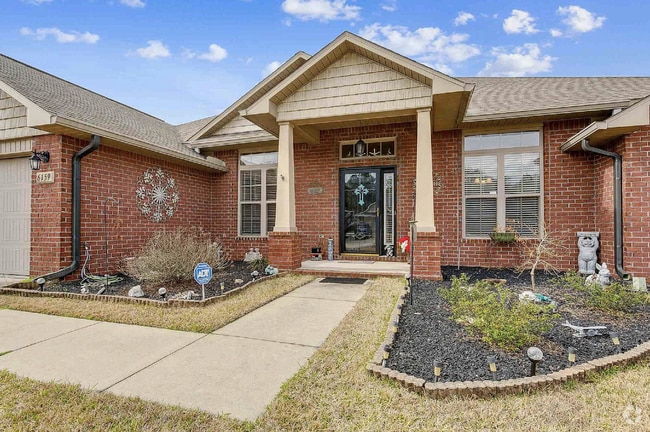Building Photo - Clean and spacious home!