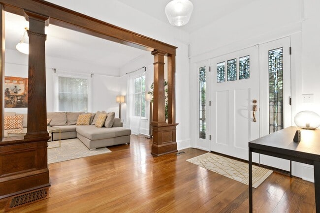 Photo - 6bd/3.25ba Seattle House