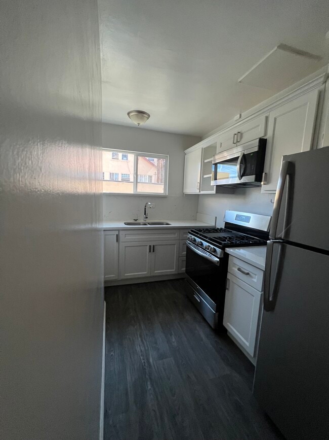 Photo - 6128 De Longpre Ave Unit 4