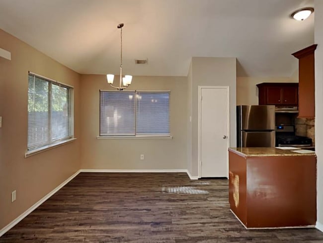 Photo - 4927 Vancouver Blvd