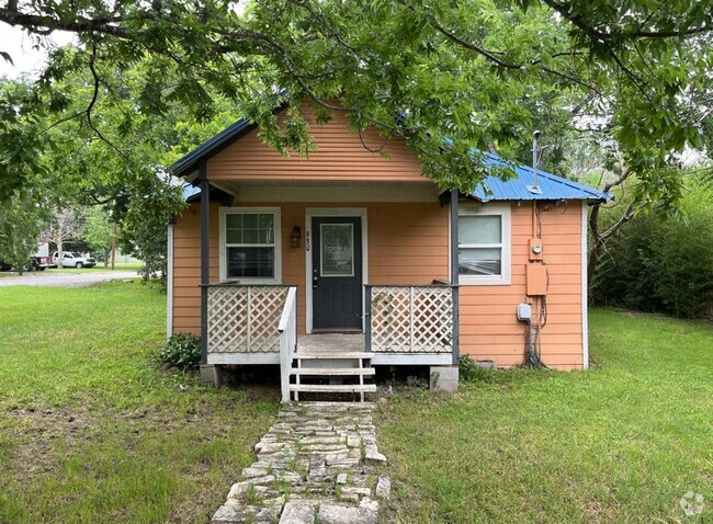 Building Photo - 930 Red River St Rental
