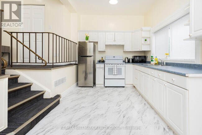 Photo - 456 Bronson Ave