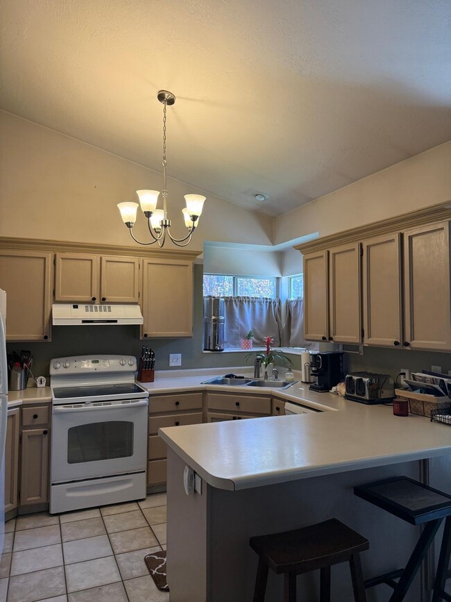 Photo - 8816 1095 W