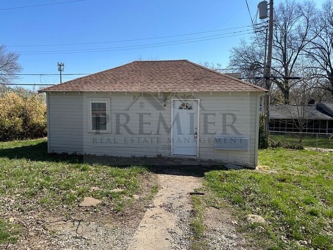 Photo - Studio HOUSE No Shared walls -1611 S Northern Blvd #B Independence - - Rent $750