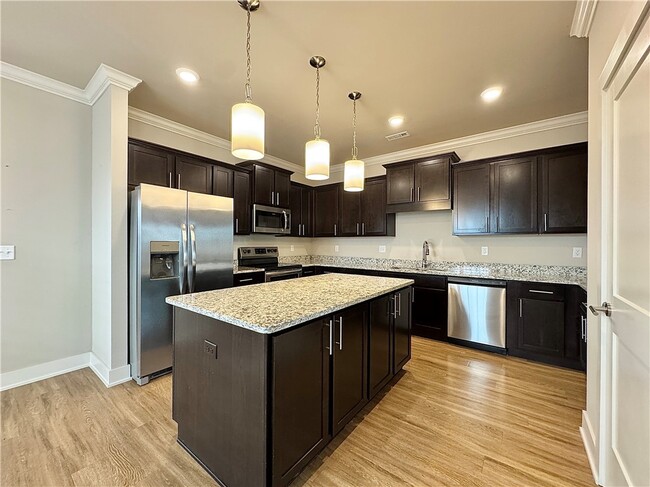 Building Photo - 707 NE Hts Ln