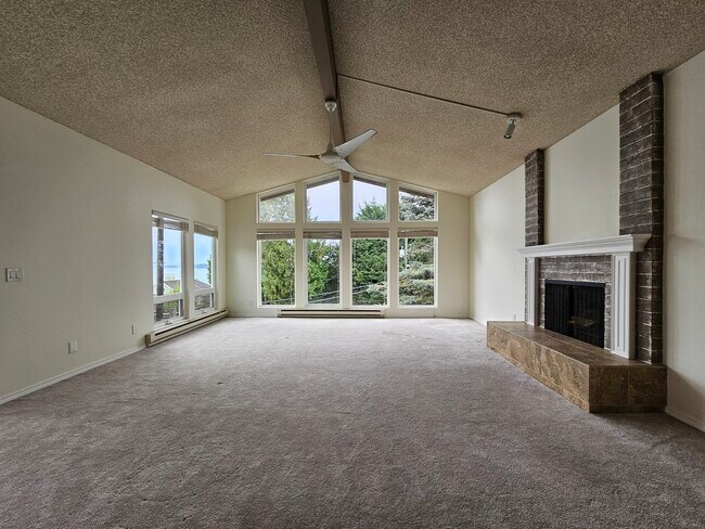 Sunken livingroom/dining up 2 steps - 1408 10th Ave W Unit #3