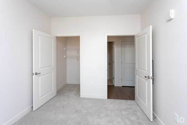 2BR, 2BA - 993SF