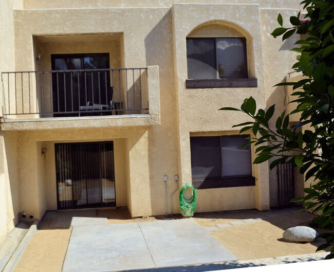 Building Photo - 200 E Racquet Club Rd