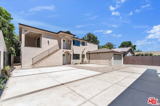 Photo - 6913 1/2 Encino Ave Unit Upper