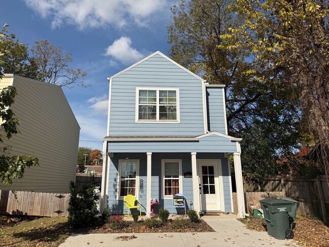 Building Photo - 2 bedroom 2.5 bath house near Dickson St. ...