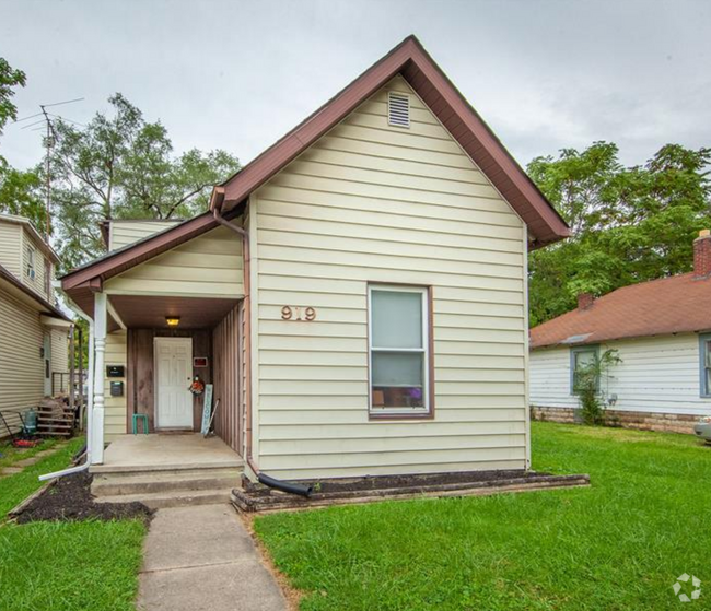 Building Photo - 919 Walnut St Unit Beautiful 3 bedroom Rental